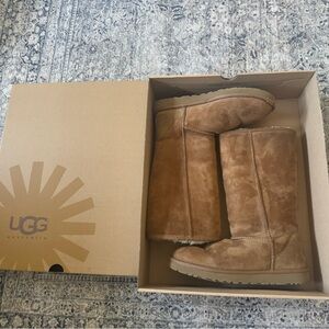 UGGs W Classic Tall Size 7, Tan